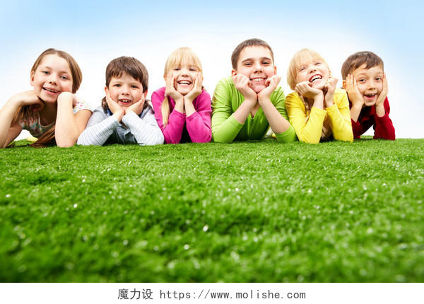 一排男女孩在草地上六一儿童节61儿童节